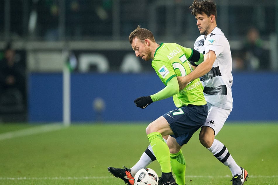 Maximilian Arnold (l.,gegen Gladbachs Tobias Strobl) ist VfL Wolfsburg eine feste Größe