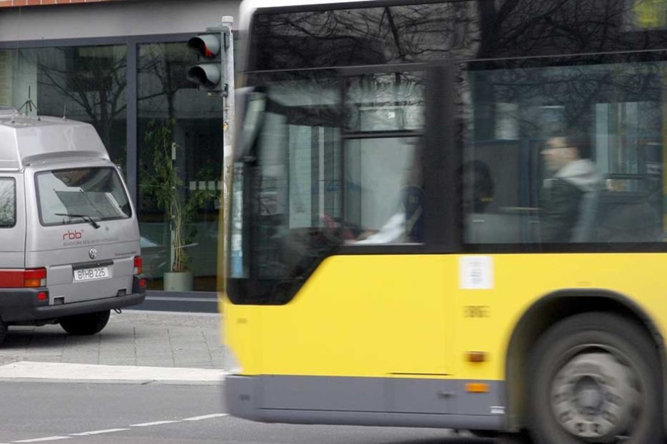 Der Fahrer eines BVG-Busses flippte aus, weil ihn der Fernbus nicht hat einfädeln lassen (Symbolbild).