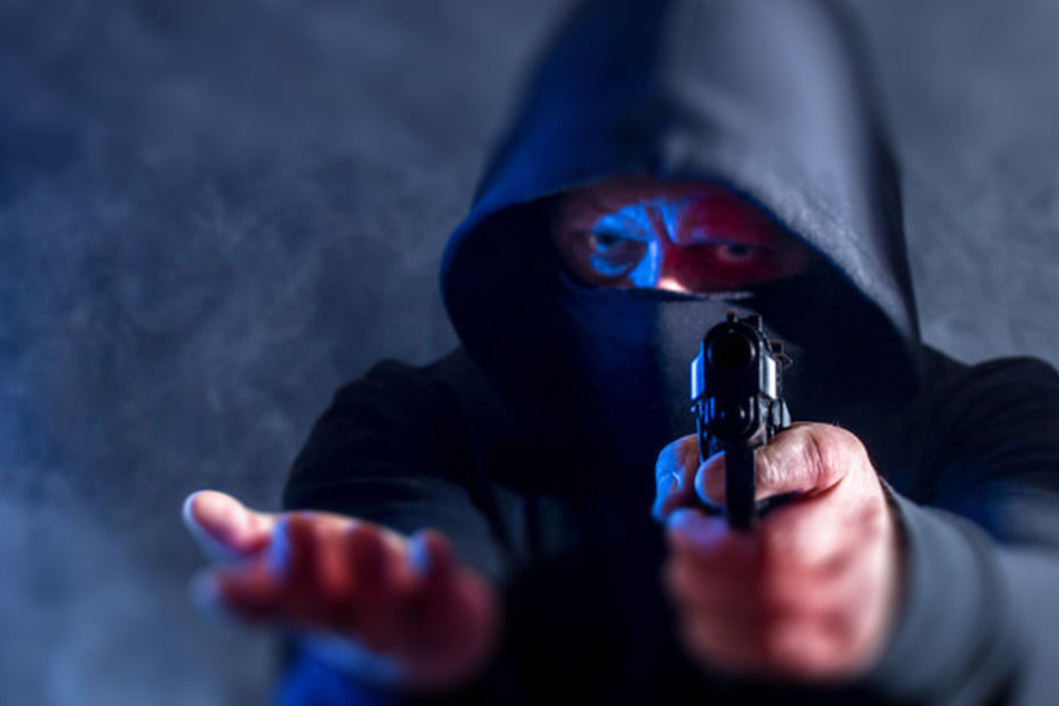 Einer der Täter bedrohte die Kassiererin plötzlich mit einer Schusswaffe. (Symbolbild)