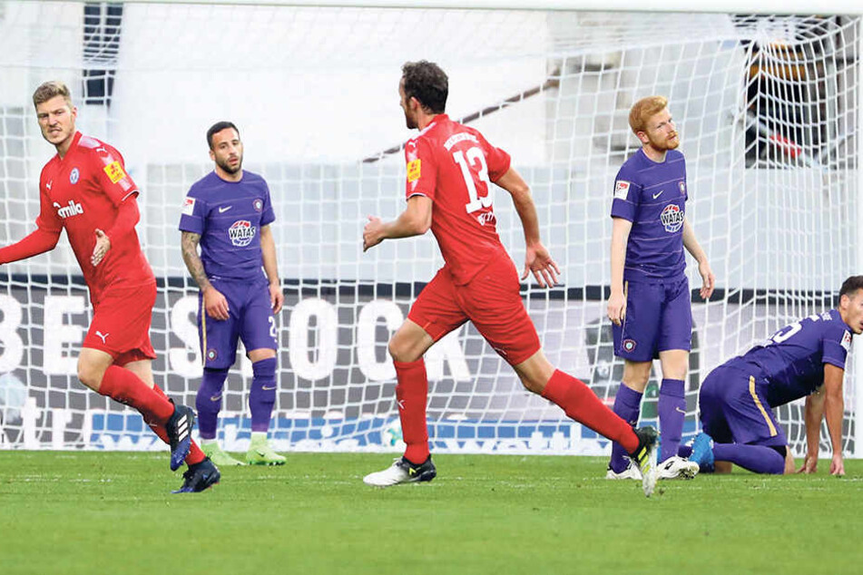 Da war die „Veilchen“-Taktik über den Haufen geworfen: Alexander Mühling (l.) hatte Kiel mit 1:0 in Führung geschossen. Aue war auf den Knien.