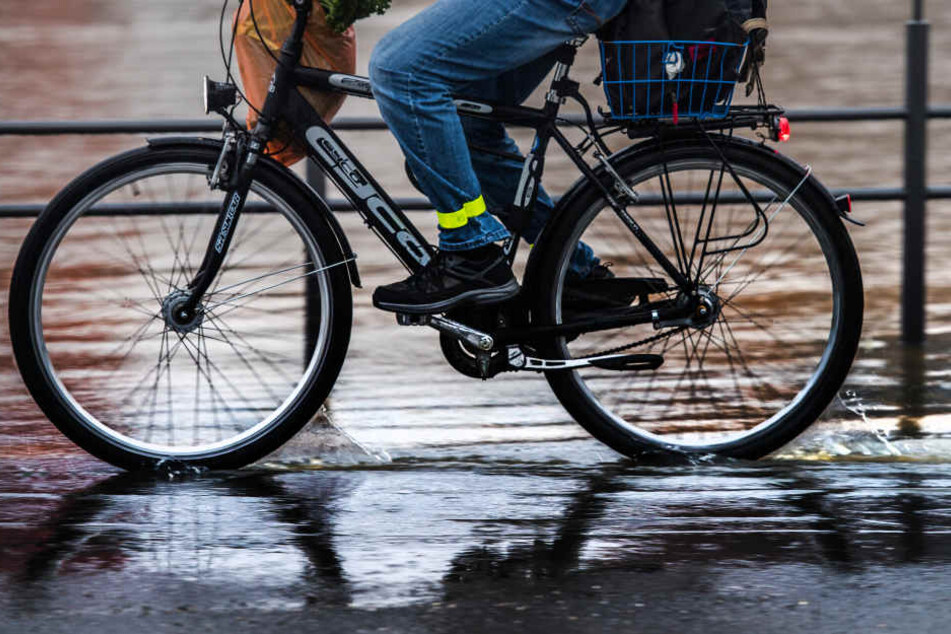 Dass er kein Licht an seinem Fahrrad hatte, wurde einem gesuchten Dieb zum Verhängnis. (Symbolbild)