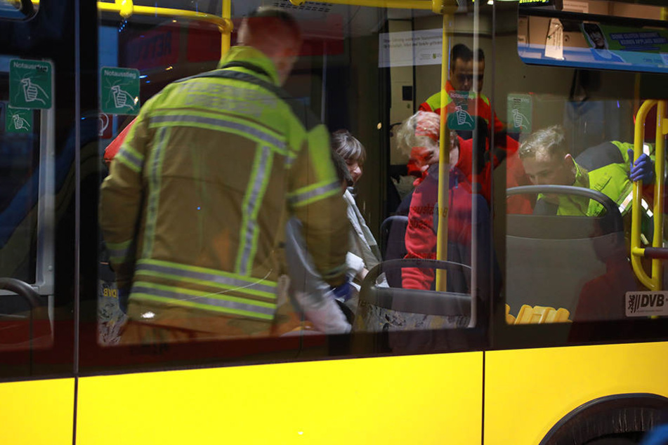Rettungssanitäter kümmerten sich um verletzte Bus-Insassen.