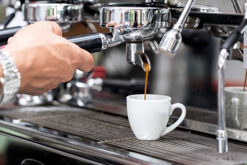 Die Täter klauten eine Kaffeemaschine und beschädigten dabei die Wasserleitung. (Symbolbild)