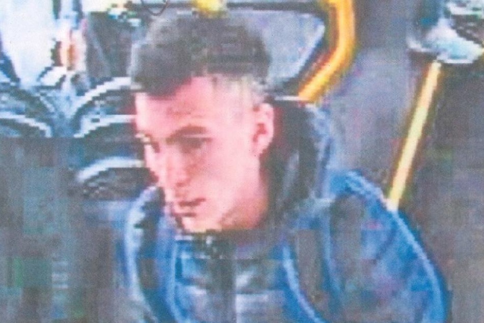 Mit einem Bild aus einer Überwachungskamera fahndet die Polizei nach dem mutmaßlichen Täter.