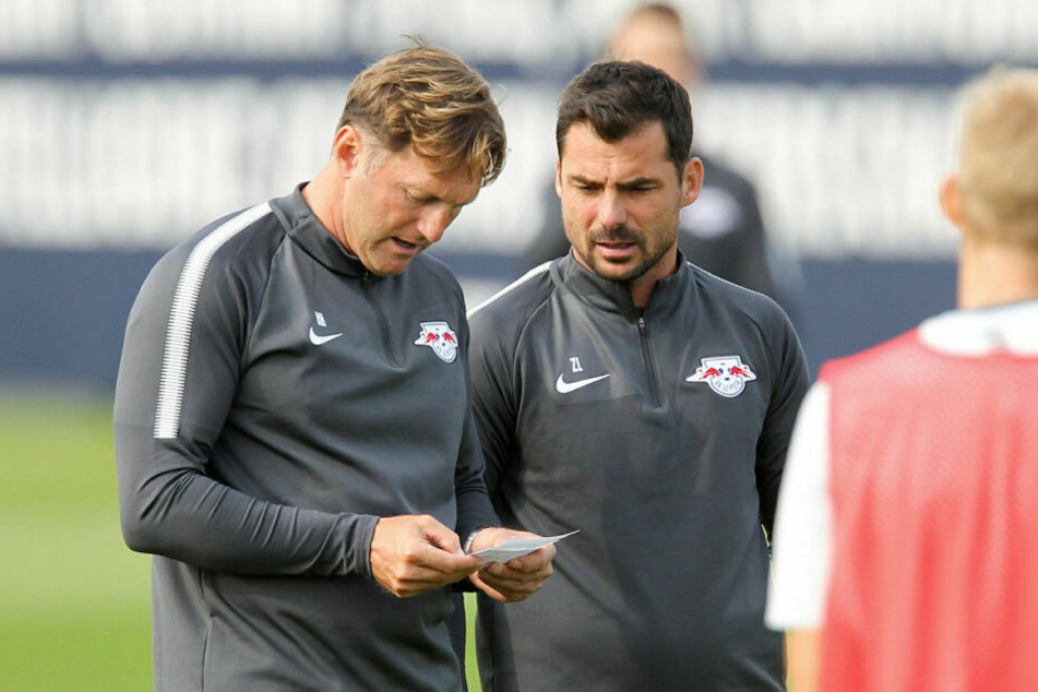 Das Testspiel in Leipzig soll im Zuge des Wechsels von Co-Trainer Zsolt Löw (r., hier neben Ex-Coach Ralph Hasenhüttl) nach Paris vereinbart worden sein.