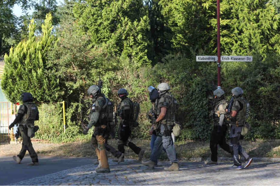 SEK-Beamte durchsuchen eine angrenzende Wohnsiedlung.