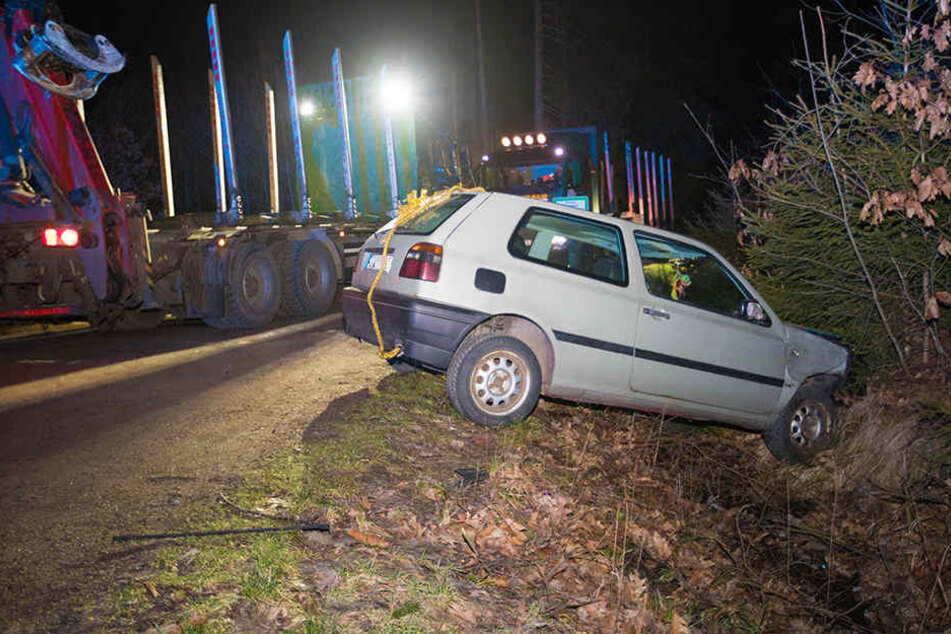 Der VW wurde durch den Aufprall in den Graben geschleudert.