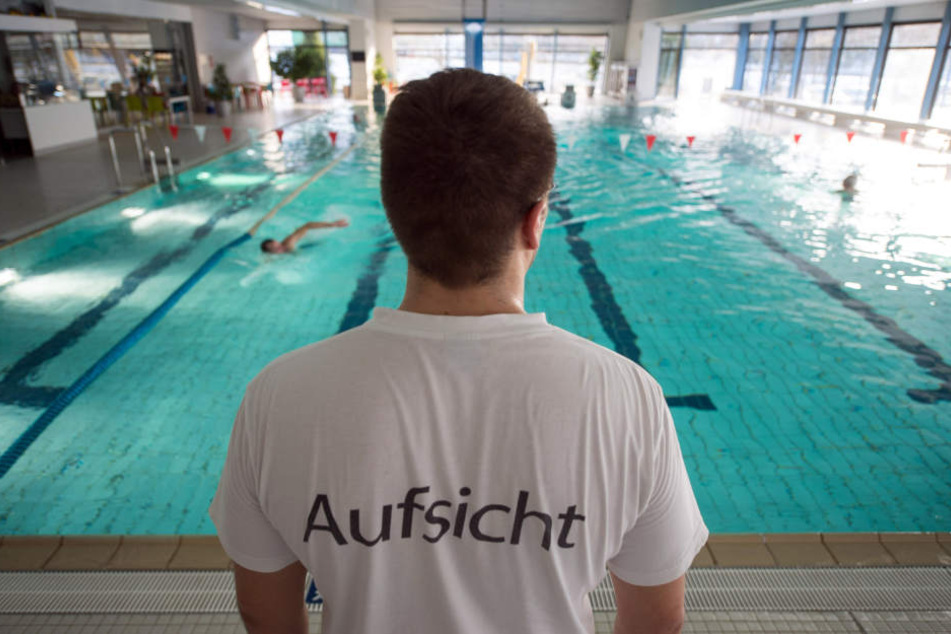 Der 22-Jährige ging im Becken plötzlich unter und musste reanimiert werden. (Symbolbild)