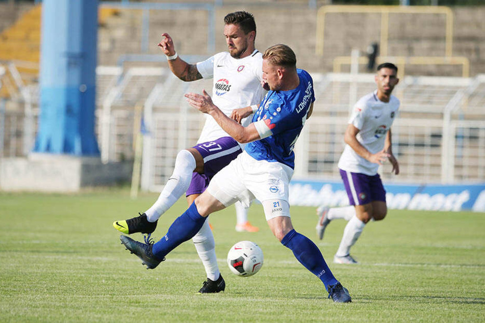 Aue-Kicker Pascal Testroet im Duell um den Ball mit dem Leipziger Robert Zickert.