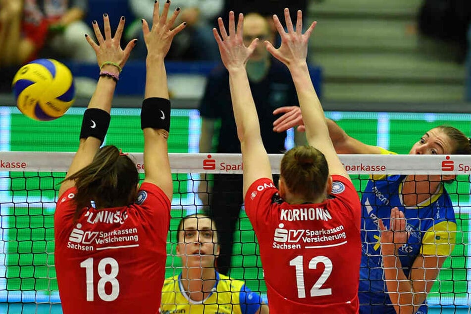 Greta Szakmary (Schwerin) gegen Sasa Planinsec (18) und Piia Korhonen (re. beide Dresden). Piia Korhonen war mit 26 Punkten erfolgreichste Scorerin bei Dresden.