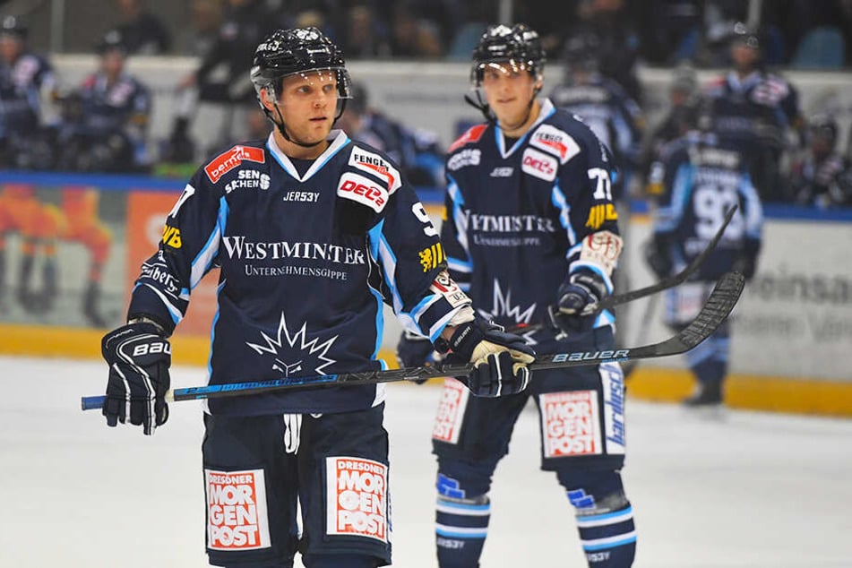 Mario Lamoureux (r.) und die Dresdner Eislöwen verloren bei den Bayreuth Tigers trotz zwischenzeitlicher Führung. (Archivbild)