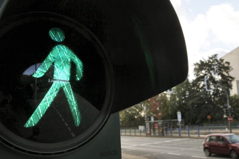An einer gewöhnlichen Fußgängerampel griff der Mann die 19-Jährige an. (Symbolbild)