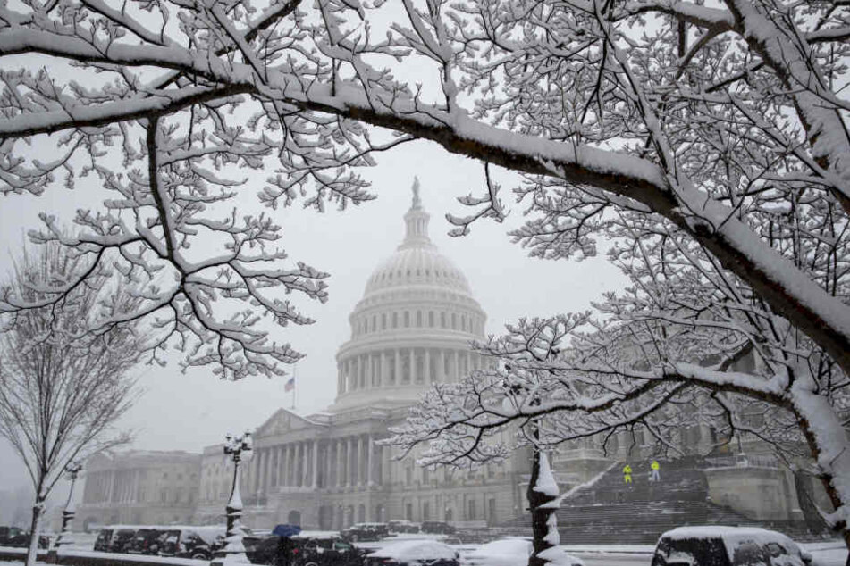 Washington: Die Wahrzeichen der Stadt sind in dichtem Nebel versunken nach dem Schneesturm.