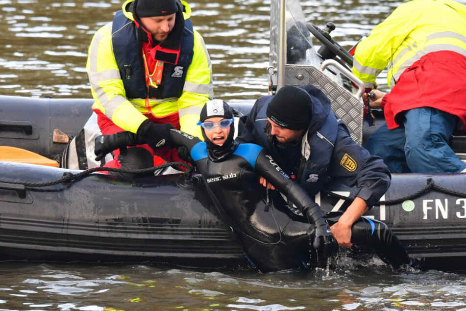 Immer wieder stiegen Menschen in den Neckar, um den Castor-Transport aufzuhalten. Sie wurden von Polizeibeamten aus dem Wasser gefischt. (Archivbild)