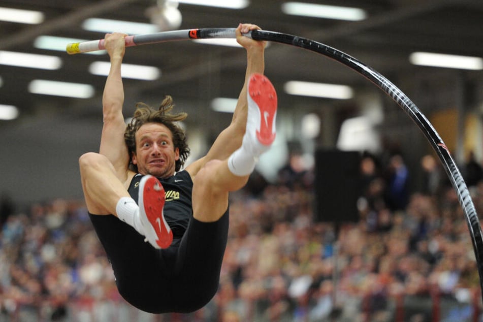 Der deutsche Stabhochspringer Tim Lobinger springt beim Internationalen Leichtathletik- Hallenmeeting in Chemnitz im Jahr 2012.