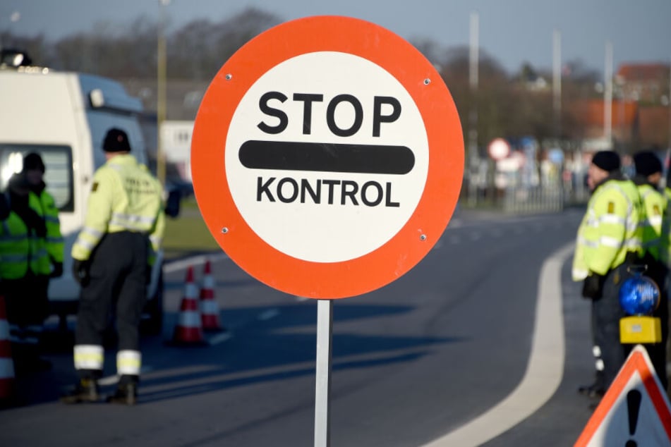 Ein Schild weist auf die Grenzkontrolle hin.