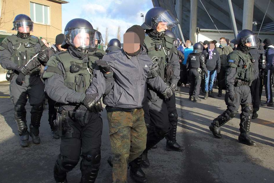 Polizisten nehmen einen "Randalierer" fest.