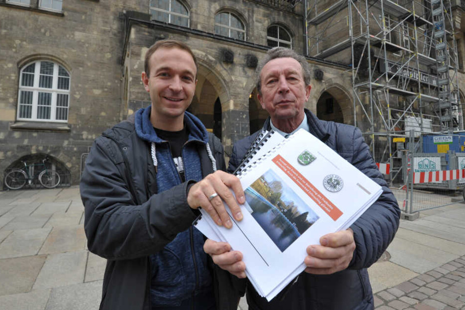 Felix Kreißel (30) und Wolfgang Köhler (68) vom Bürgerverein Erfenschlag haben im Rathaus ihr Bad-Betreiberkonzept abgegeben.