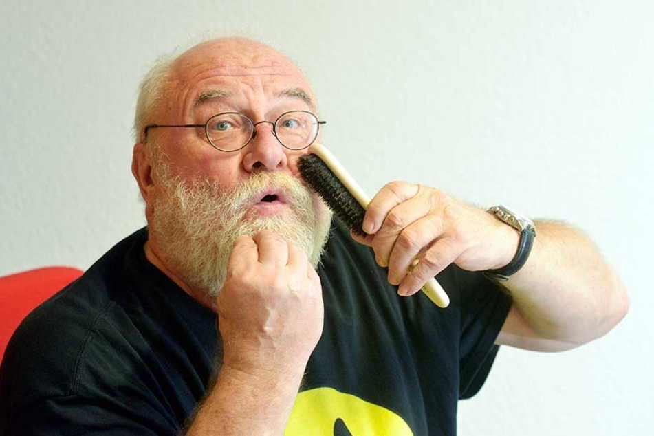 Ekki Garten (66) bürstet seinen Bart in Form. "Nur Frauen ziehen dran - wenn sie schon einen Glühwein intus haben", grinst er.