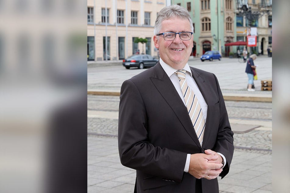 Der Kaufmännische Geschäftsführer der ZEV, Volker Schneider (58), hat eine frohe Botschaft: Der Versorger senkt zum Januar den Strompreis.