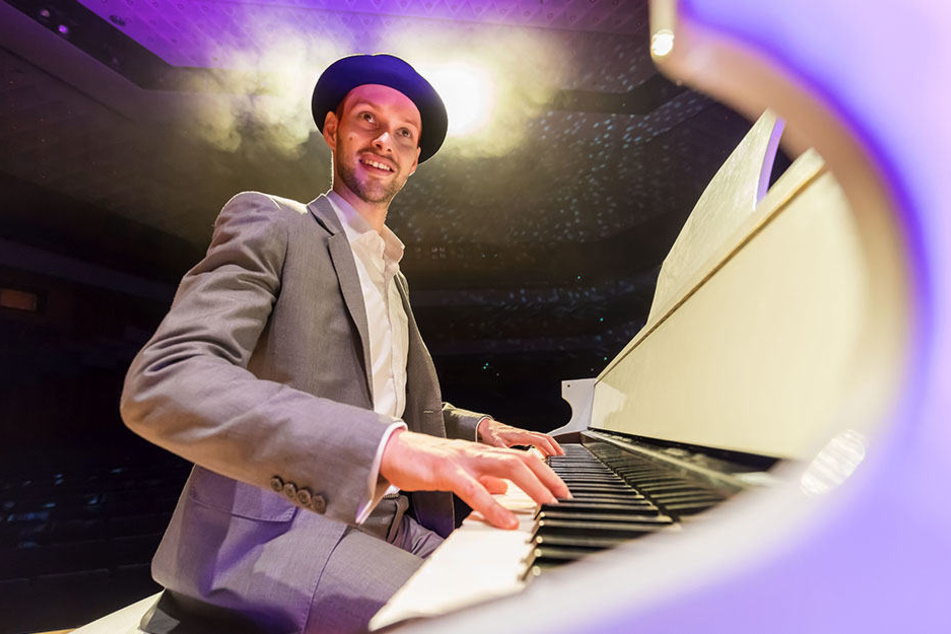 Martin Schmitt (30) präsentiert "Die Udo Show". Eines der Highlights:
eine 15-Minuten-Version
des Jürgens-Hits "Ich war noch
niemals in New York".