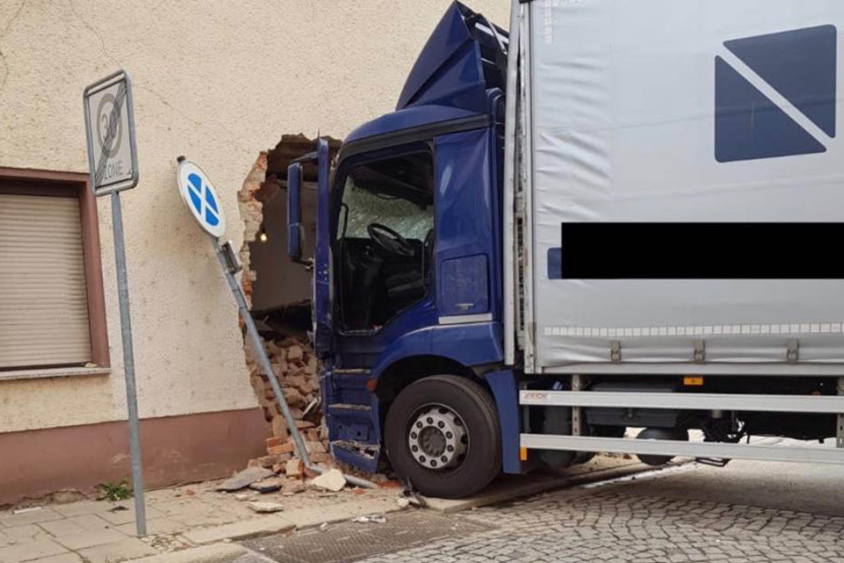 Der Brummi war vor knapp zwei Wochen in das bewohnte Haus in Weißenfels gekracht.