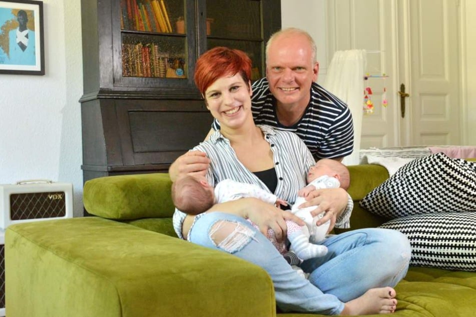 Radiomoderatorin Elena Pelzer (33) und ihr Mann Jörg (48) genießen das Glück
mit ihren Zwillingen Tim und Anna.