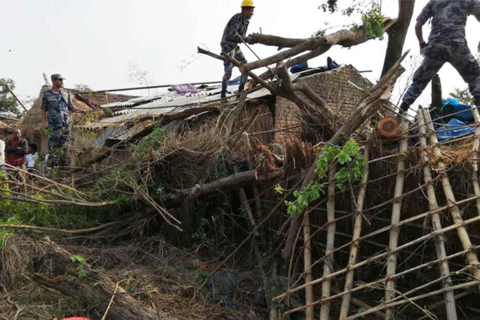 Schwere Unwetter haben an Häusern in Nepal heftige Schäden angerichtet.