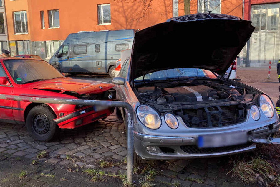 Der Mercedes krachte gegen ein parkendes Auto und einen Fahrradbügel.