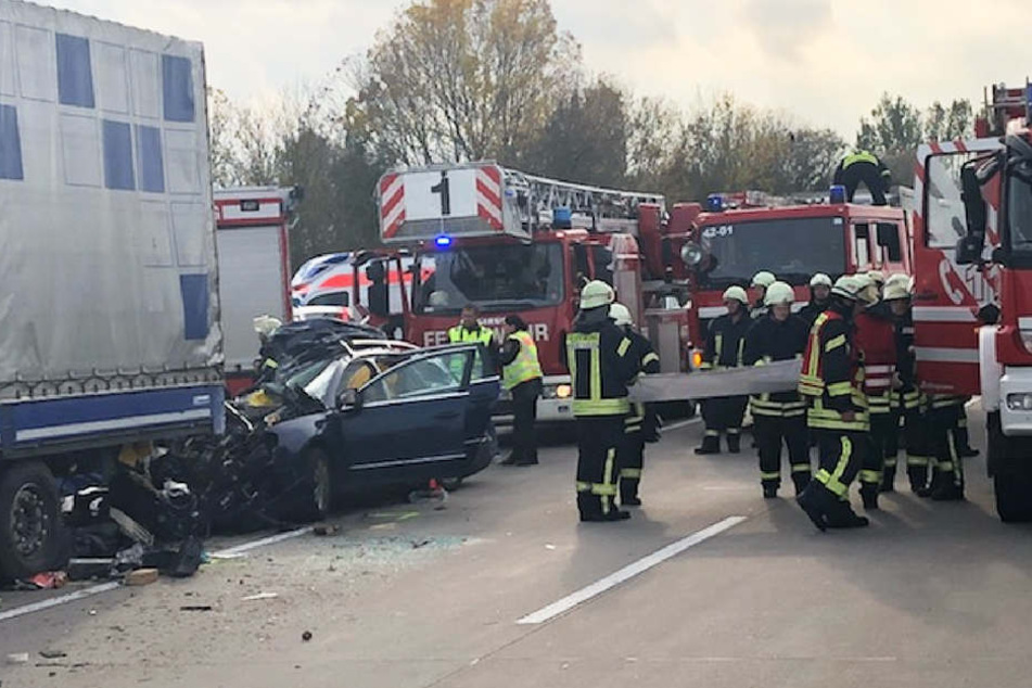 Die beiden Insassen des VW Passat konnten nur noch tot geborgen werden.