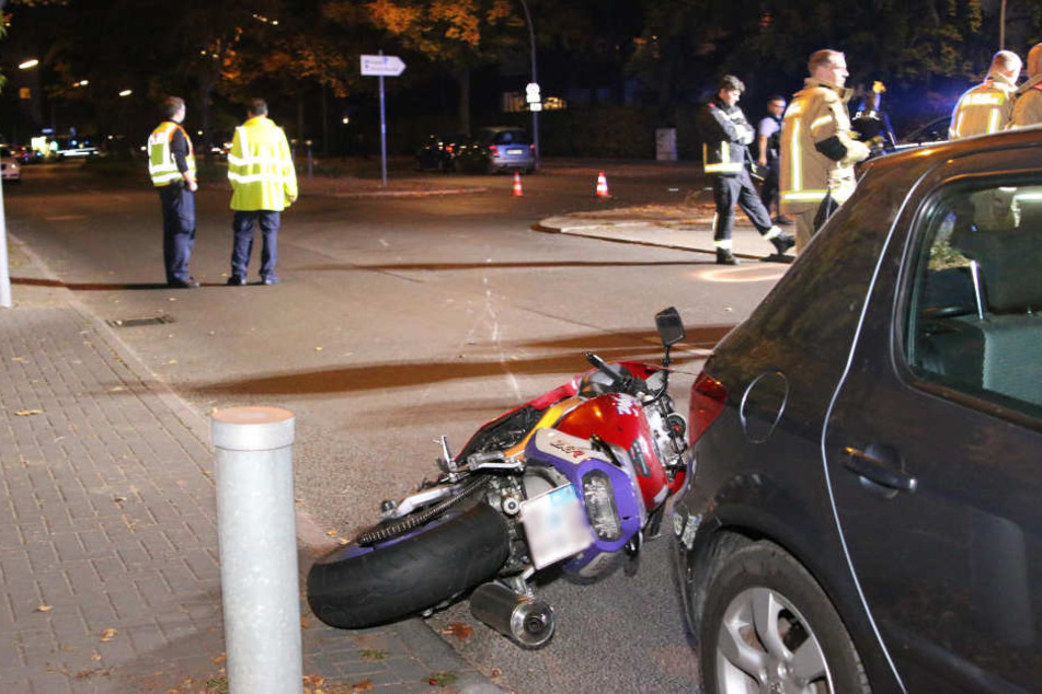 Die verunglückte Kawasaki ist gegen ein geparktes Auto geschlittert.