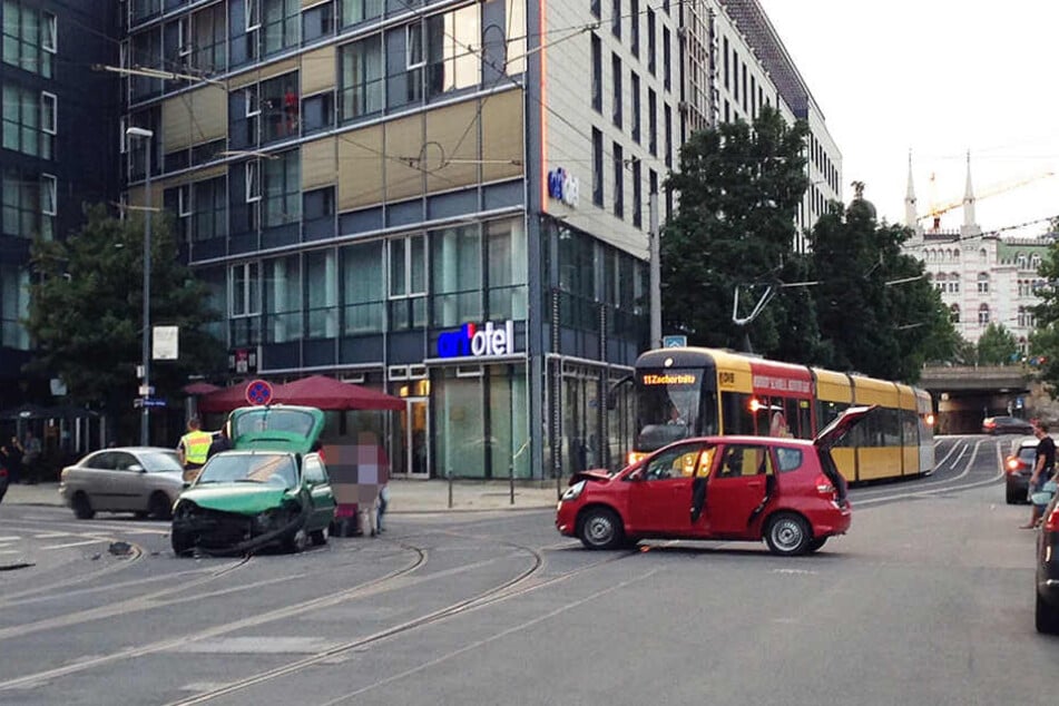 An der Ecke Ostra-Allee Ecke Maxstraße krachten zwei Kleinwagen gegeneinander.
