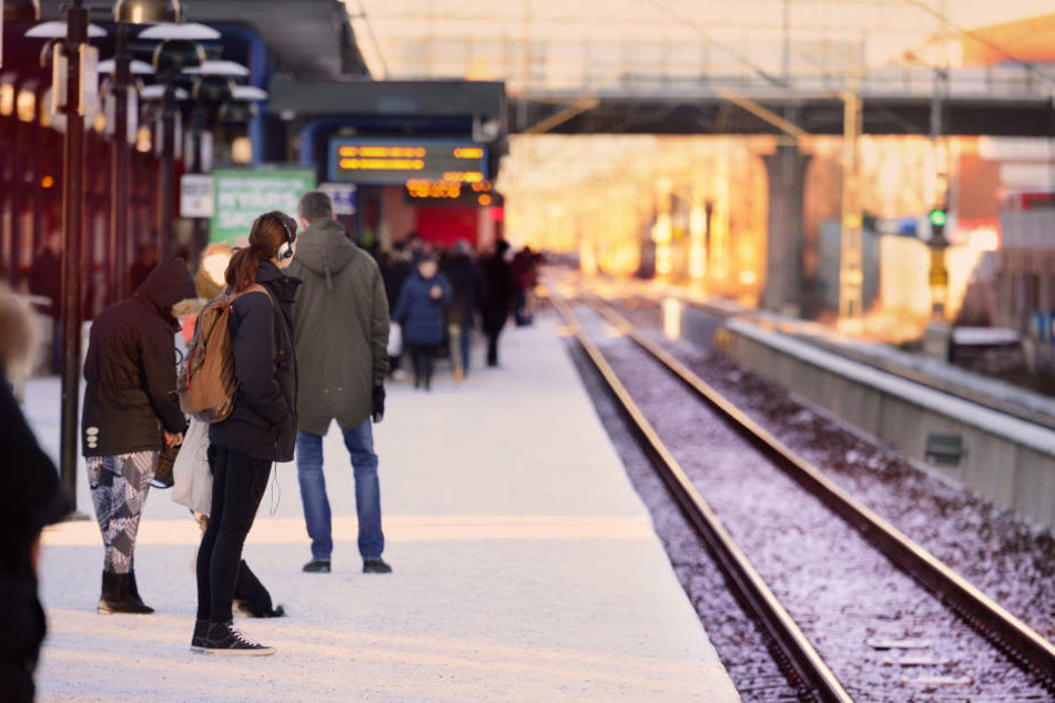Ein 18-Jähriger hat Schülerinnen am Bahnhof Drogen angeboten. (Symbolbild)