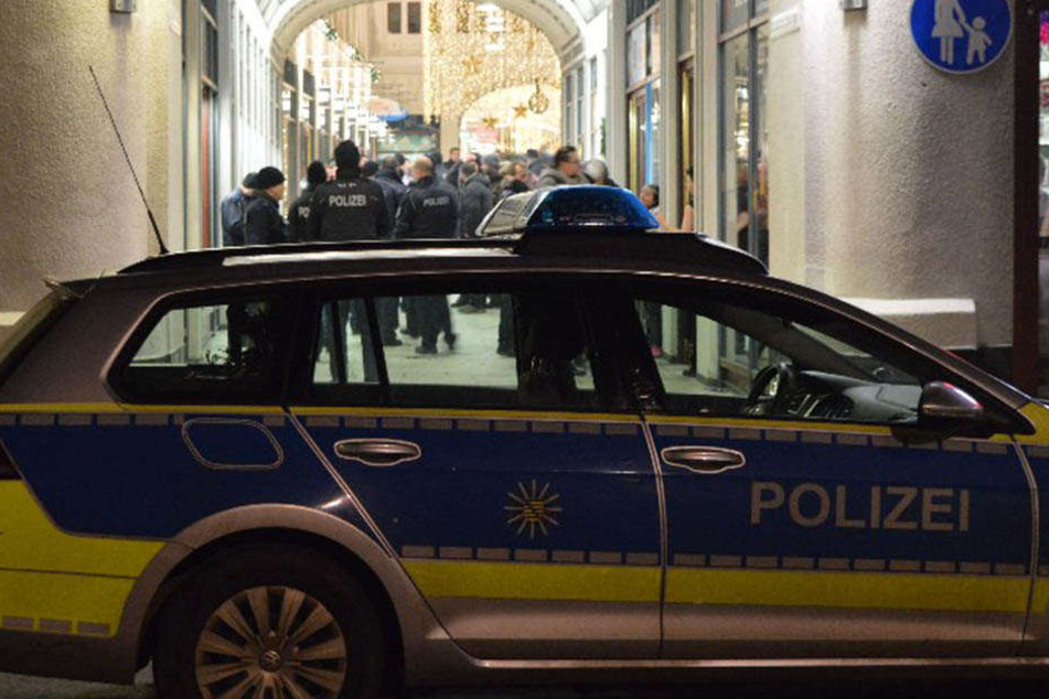 Ein Polizist wurde in Görlitz mit einer Bierflasche beworfen.