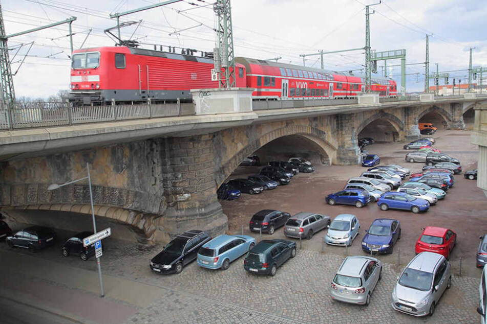 Mehr als 100 Autos stehen zum Teil täglich unter der Marienbrücke.