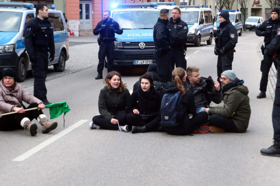 Einige Demoteilnehmer sorgten kurzzeitig für Sitzblockade. Entfernten sich dann aber selbstständig.