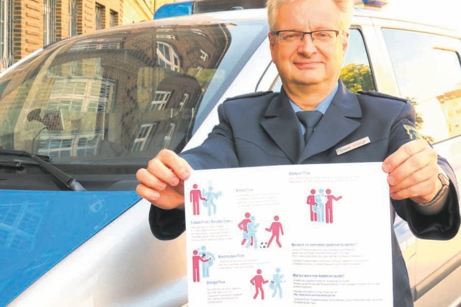 Polizeisprecher Uwe Vogt zeigt das Flugblatt.