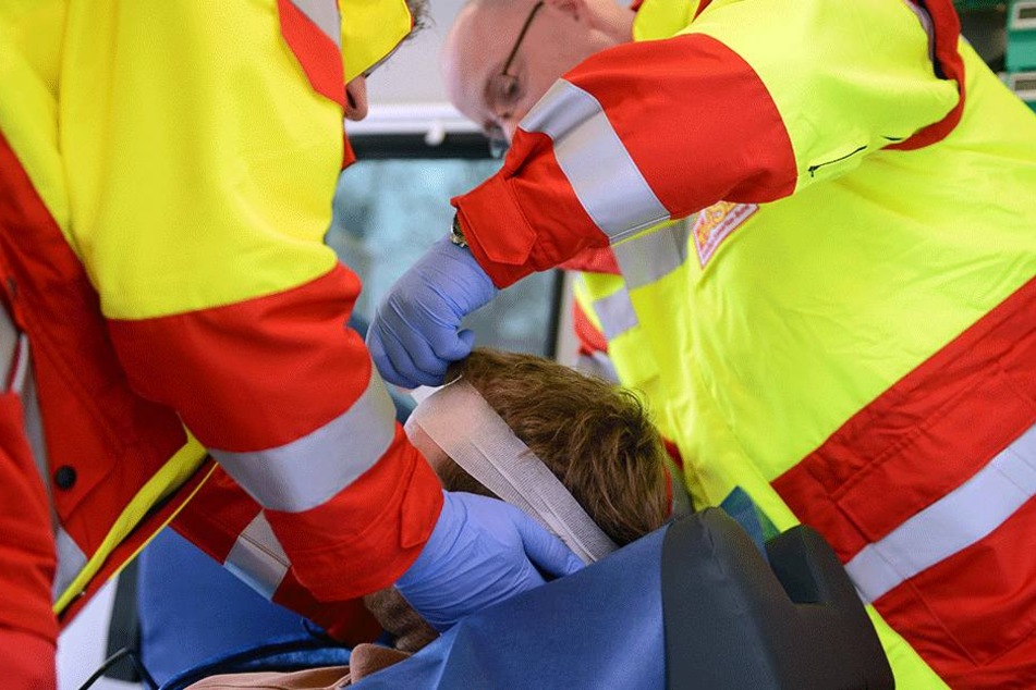 Rettungskräfte stellten ein Schädel-Hirn-Trauma bei dem 36jährigen fest und brachten ihn in ein Krankenhaus (Symbolbild).