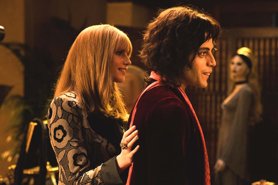 Freddie Mercury (r., Rami Malek) und Mary Austin (l., Lucy Boynton) werden früh ein Paar und heiraten.