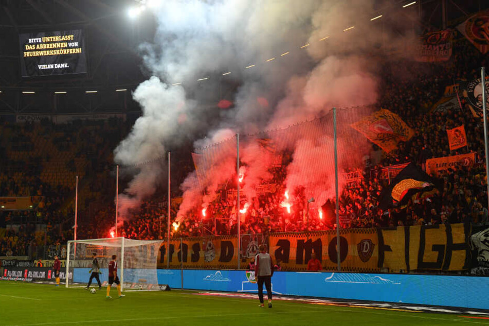 Schon beim Aufwärmen zündeten die Fans im Dresdner K-Block Pyro.