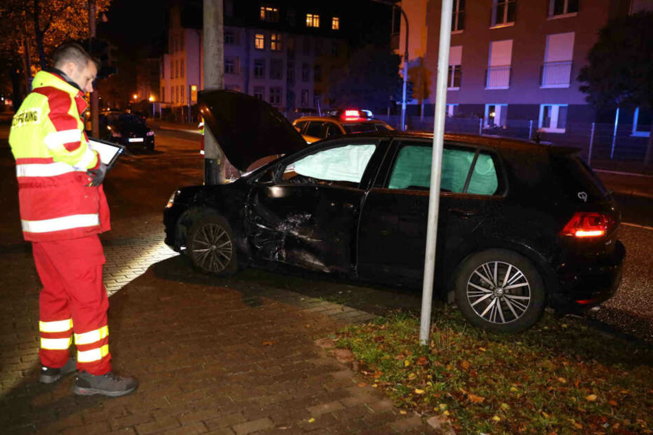 Der VW Golf kam durch den Aufprall von der Fahrbahn ab und landete an einer Straßenlaterne.