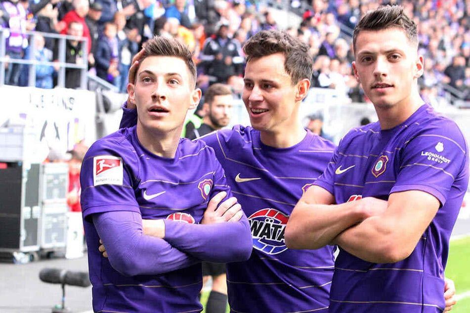 Clemens Fandrich (M.) jubelt mit
Nicolai Rapp (r.) und Mario Kvesic, nachdem Letzterer per Handelfmeter das 1:0
gegen Bielefeld erzielt hatte.