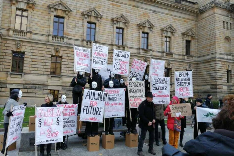 Schwarzbekleidet und maskiert standen die bezahlten Demonstranten vor dem Bundesverwaltungsgericht.