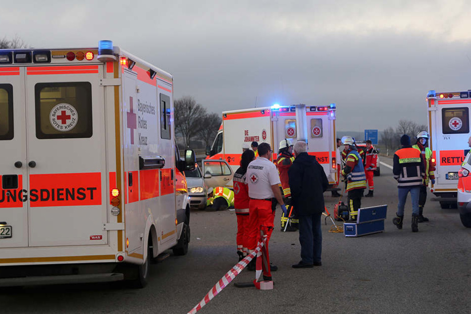 Sanitäter und Feuerwehrleute stehen Heiligabend 2017 bei Bad Grönenbach zwischen mehreren Krankenwägen auf der A7. Bei einem Unfall wurde eine junge Frau lebensgefährlich verletzt.