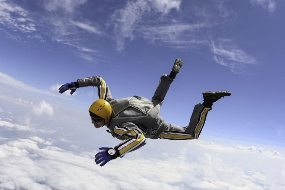 Der 17-Jährige hatte einen Einzel-Sprung aus einem Flugzeug gewagt. (Symbolbild)