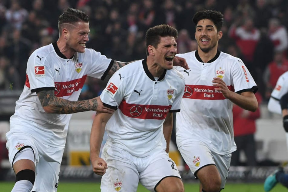 Mario Gomez (m.), Daniel Ginczek (l.) und Berkay Özcan bejubeln das Tor gegen Hertha.