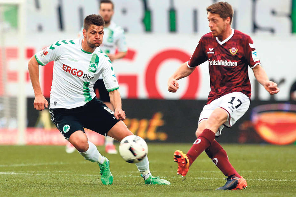 Andreas „Lumpi“ Lambertz r.) spielt den Ball vor Andreas Hofmann- und redet nach Abpfiff den Pechvogel Aias Aosman stark.