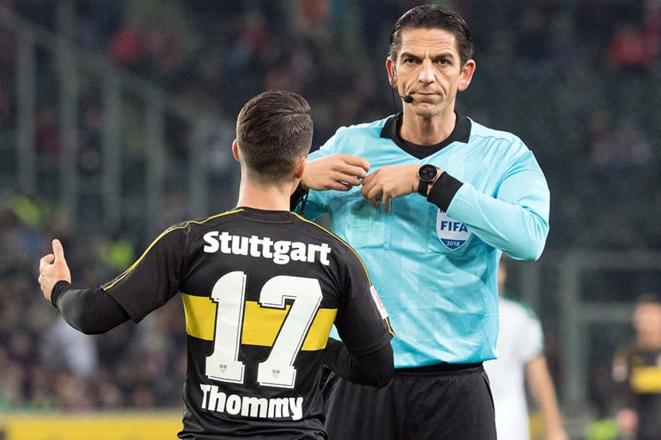 Schiedsrichter Deniz Aytekin zeigt VfB-Offensivspieler Erik Thommy die Rote Karte.