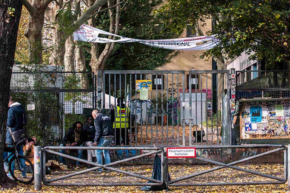 Flüchtlinge und einige Unterstützer sitzen vor der besetzten ehemaligen Gerhart-Hauptmann-Schule in Kreuzberg. Die Räumung ist schon seit Jahren geplant, jetzt gab es das Urteil.