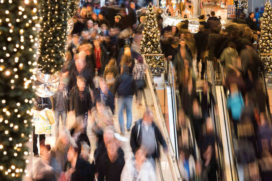 Zahlreiche Menschen strömen in Hamburg durch das Shoppingcenter "Europapassage".